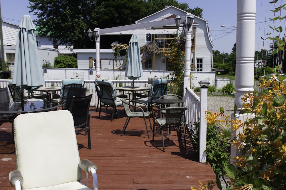 Levis Vacations - Auberge Jeunesse LouLou's Backpacker Hostel - Property Image 14