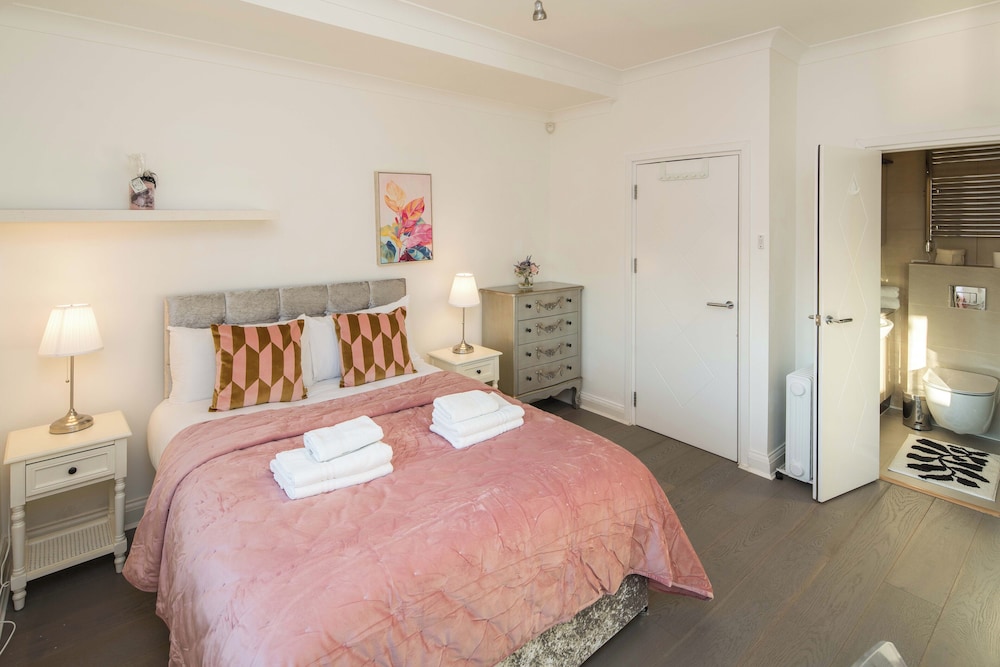 Luxurious 6-bed House With Pool and Free Parking