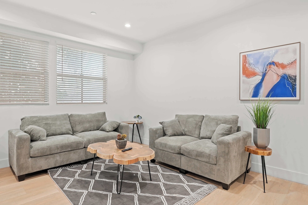 Not Affected by the Fire/modern 5BR Home With Parking, Near LA Attractions #4