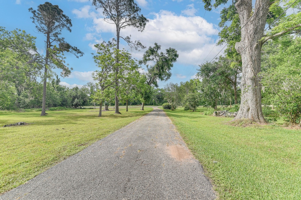 2 Mi to Dtwn: Spacious Angleton Home w/ Courtyard!