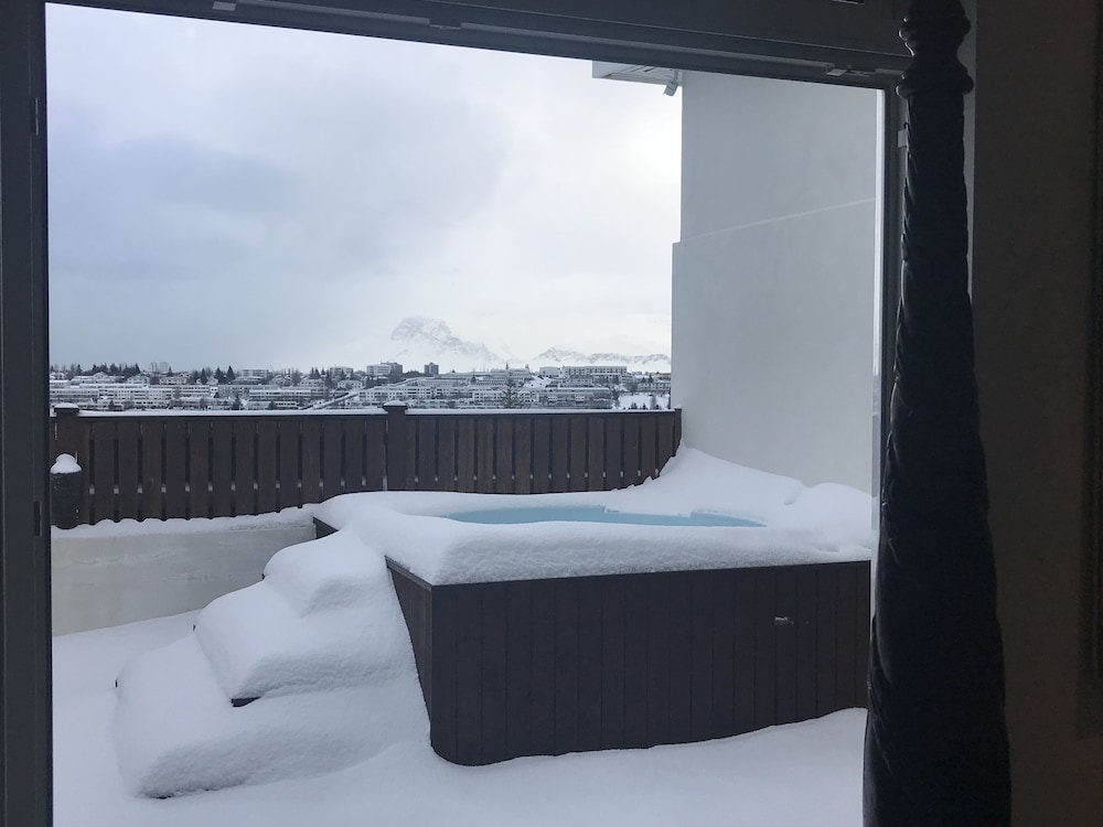 ICELAND SJF Villa , Hot tub & Outdoor Sauna Amazing Mountains View - 15 min to downtown