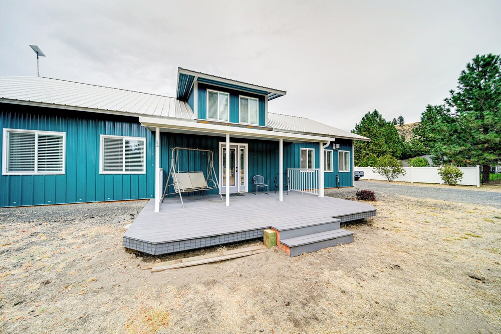 Unique Country Farmhouse Near Lake Roosevelt view 4