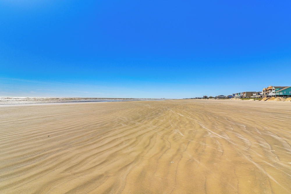 Modern Coastal Farmhouse: Walk to Surfside Beach!