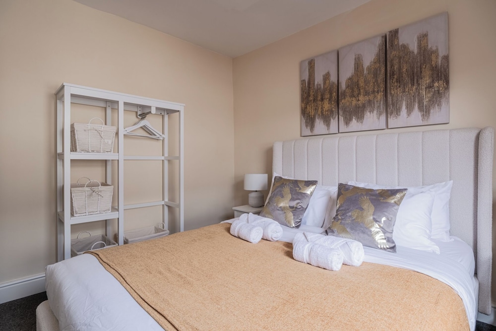 Stylish 2 Bed with Free Private Parking view 5