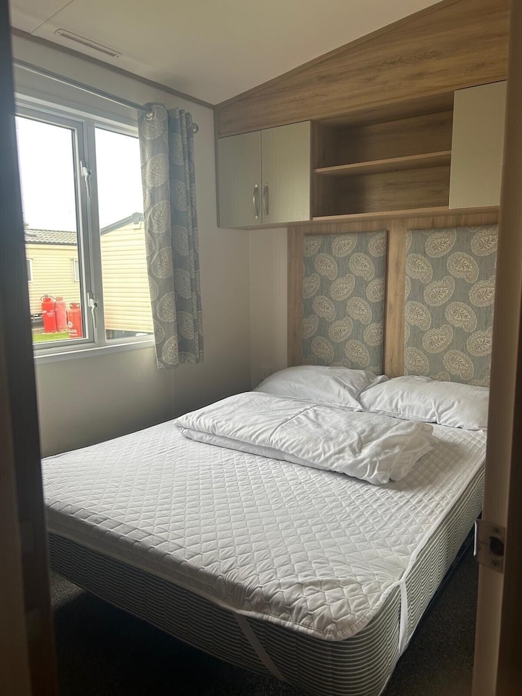 Familycaravan-seaview-garden-ensuite-nearbeach