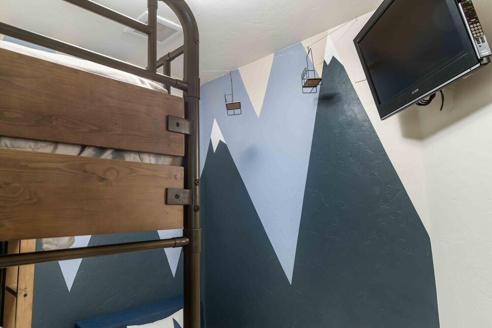 Mount Victoria Lodge #d 3 Bedroom Condo by RedAwning