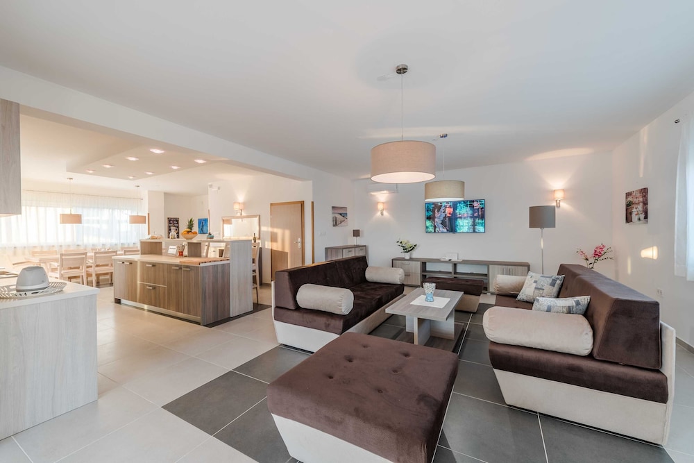 Luxury Escape With Swimming Pool & Modern Design
