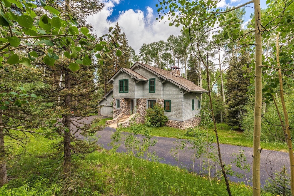 Polecat Chalet 4 Bedroom Home by RedAwning