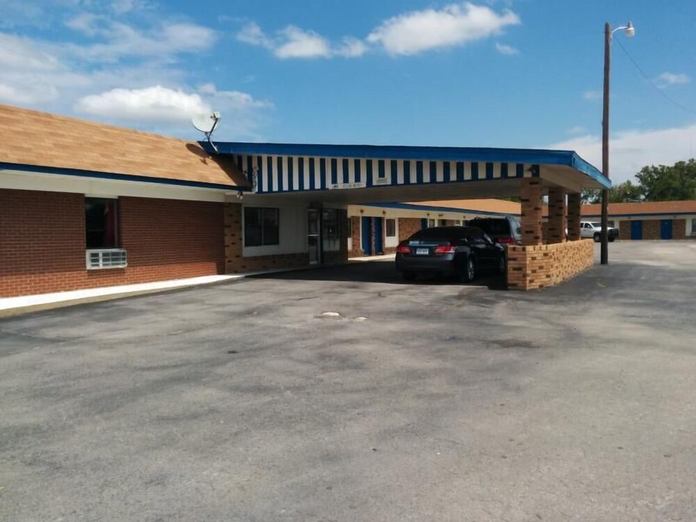 Gainesville Vacations - Budget Host Motel Gainesville - Property Image 3