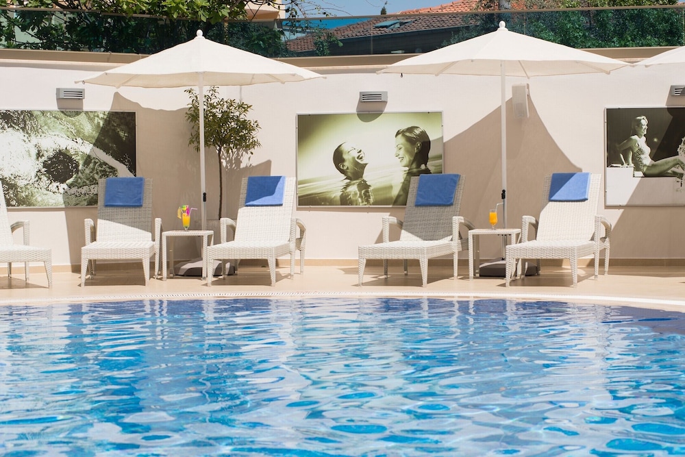 Aurasia Deluxe Hotel - Image 22