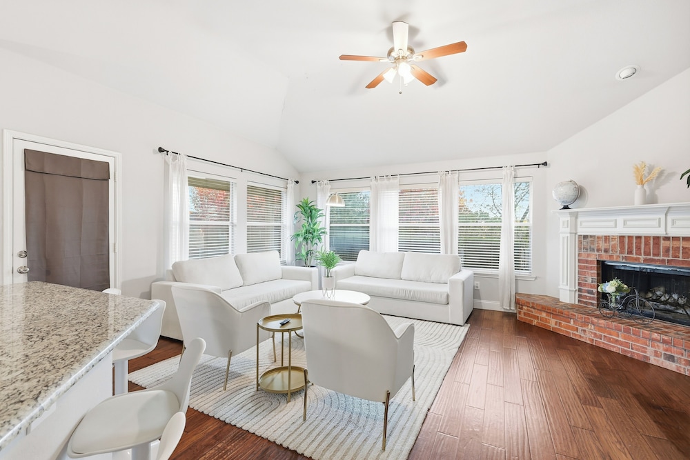 Lux Cozy 5B2B Home for Families