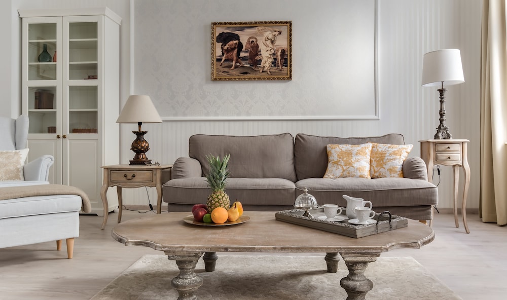 Chestnut & Eliza Suites - Superior Homes
