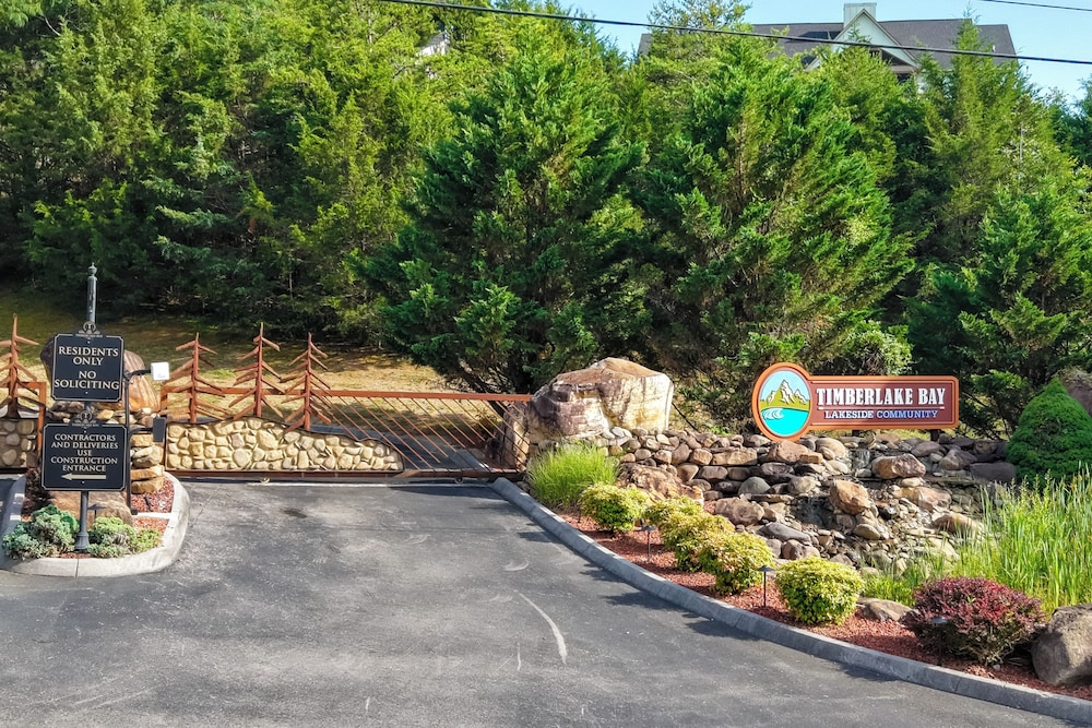 1 Mi to Douglas Lake: Blissful Escape w/ Hot Tub!