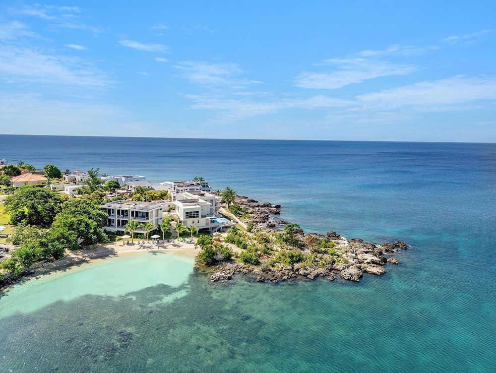Santosha Whitehouse JM - 10 Bedroom Villa w Private Beach