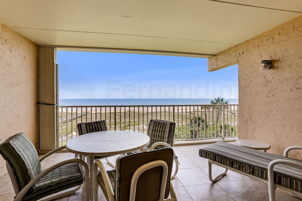 Ocean View Condo, Easy Acces to the Pool and Private Walkway to the Beach by RedAwning