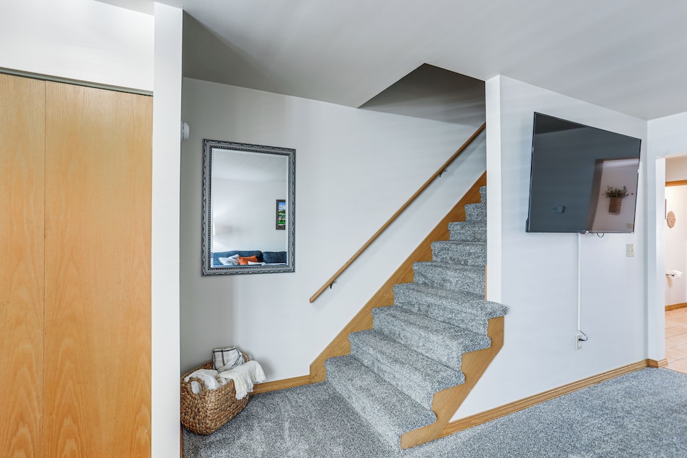 Townhome w/ Patio: 1 Mi to Clearfield Riverwalk