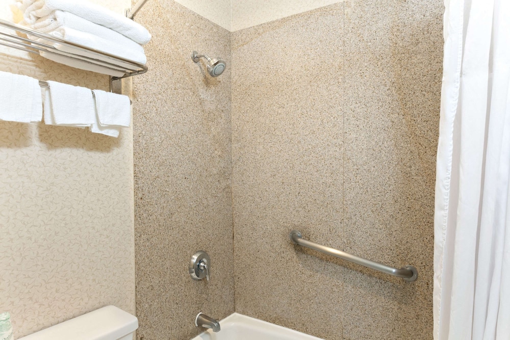 Days Inn by Wyndham Alhambra CA - Property Image 1