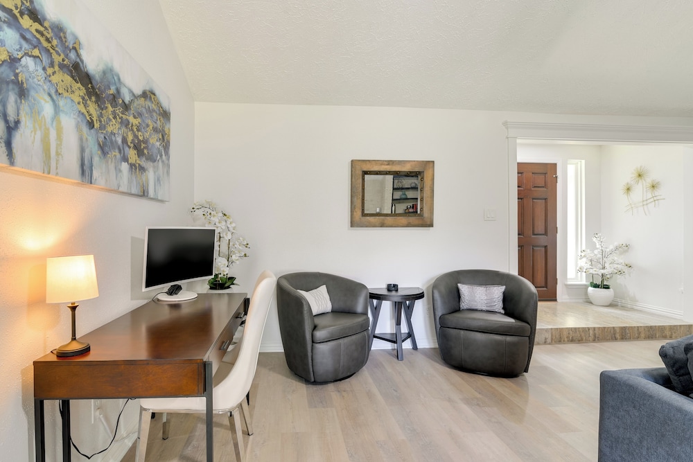 Golf & Get Outside - Family Home in Houston!