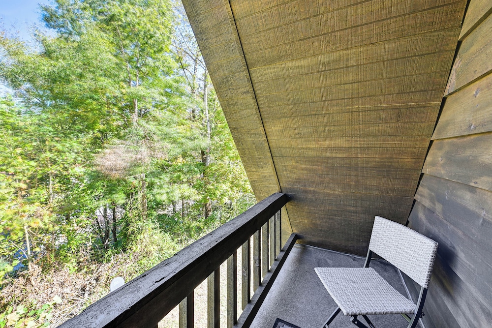 Near Cave Run Lake: Cabin w/ Porch & Yard! view 4