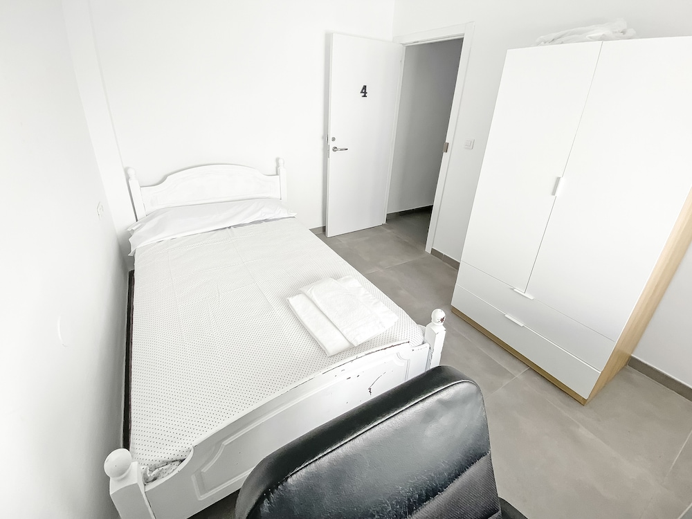 Elegant 4 beds train station upto 6 Pax