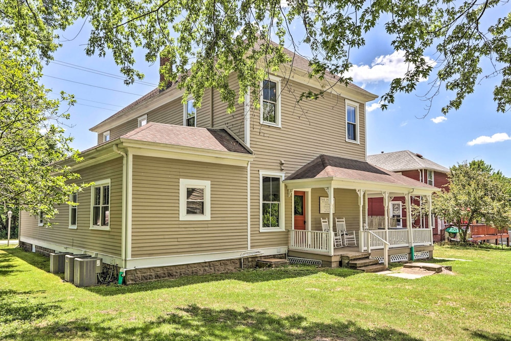 'the Ruebling House' Historic Defiance Apartment! view 5