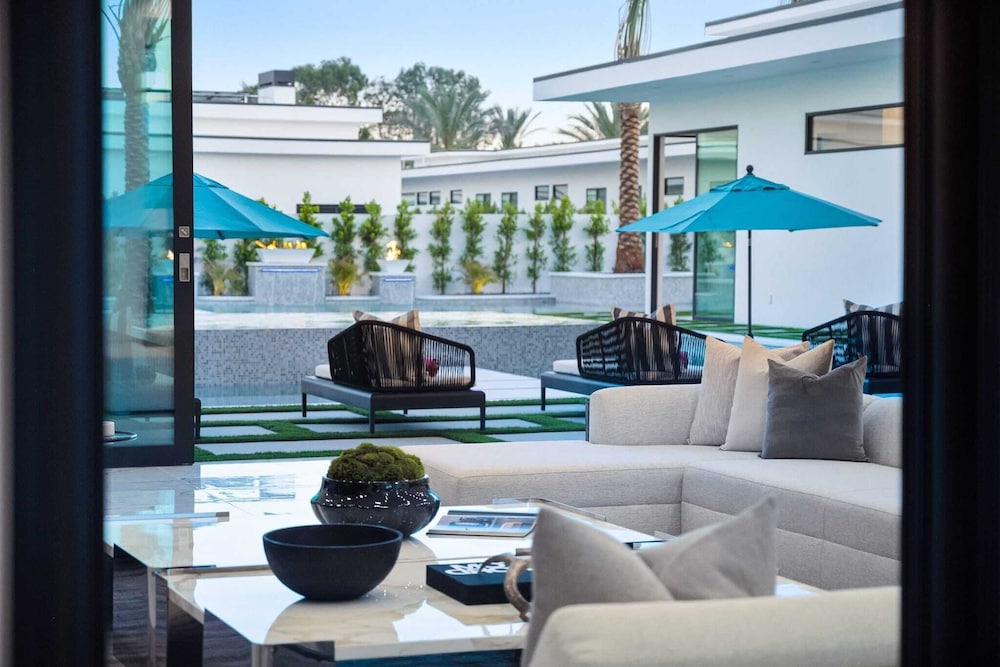 Sleeps 20 Spacious Retreat Pool & Hot Tub Retreat Bravo Villa #4 by Avantstay