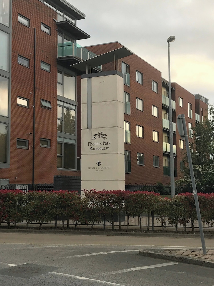 Central Dublin 2-bed Apartment -sleeps 5 & Parking