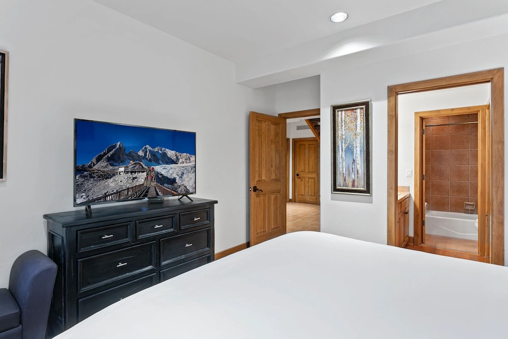 Sterling Lodge at Deer Valley Resort - Three Bedroom Condo with Hot Tub #111 3 Condo