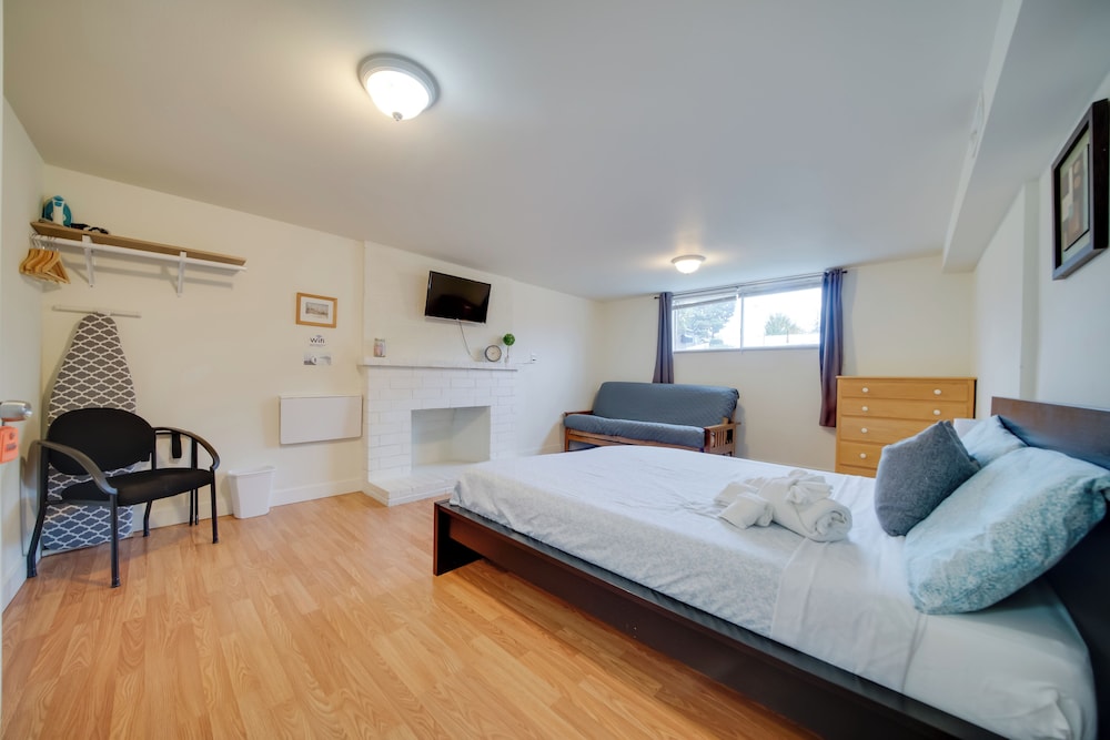 6 Mi to Downtown Seattle: Peaceful Apt w/ Patio