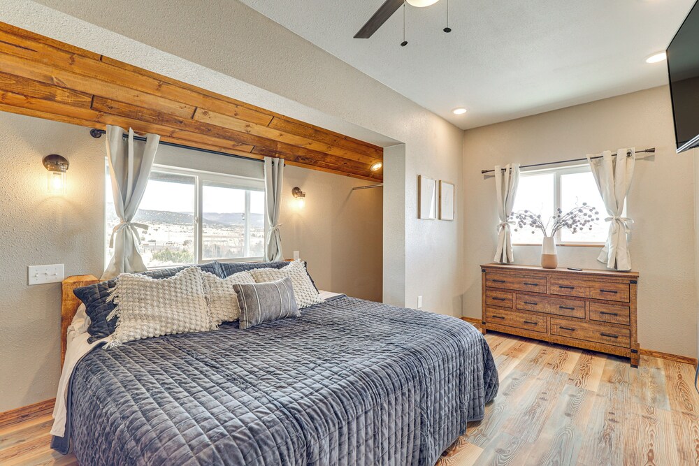 3 Mi to Trails: Secluded Eagar Cabin w/ Mtn Views!