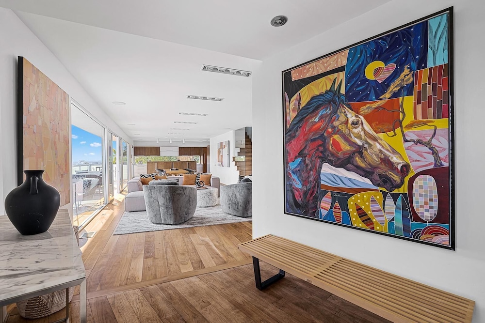 Belle Horizon - Modern Villa With Expansive Balcony and Views