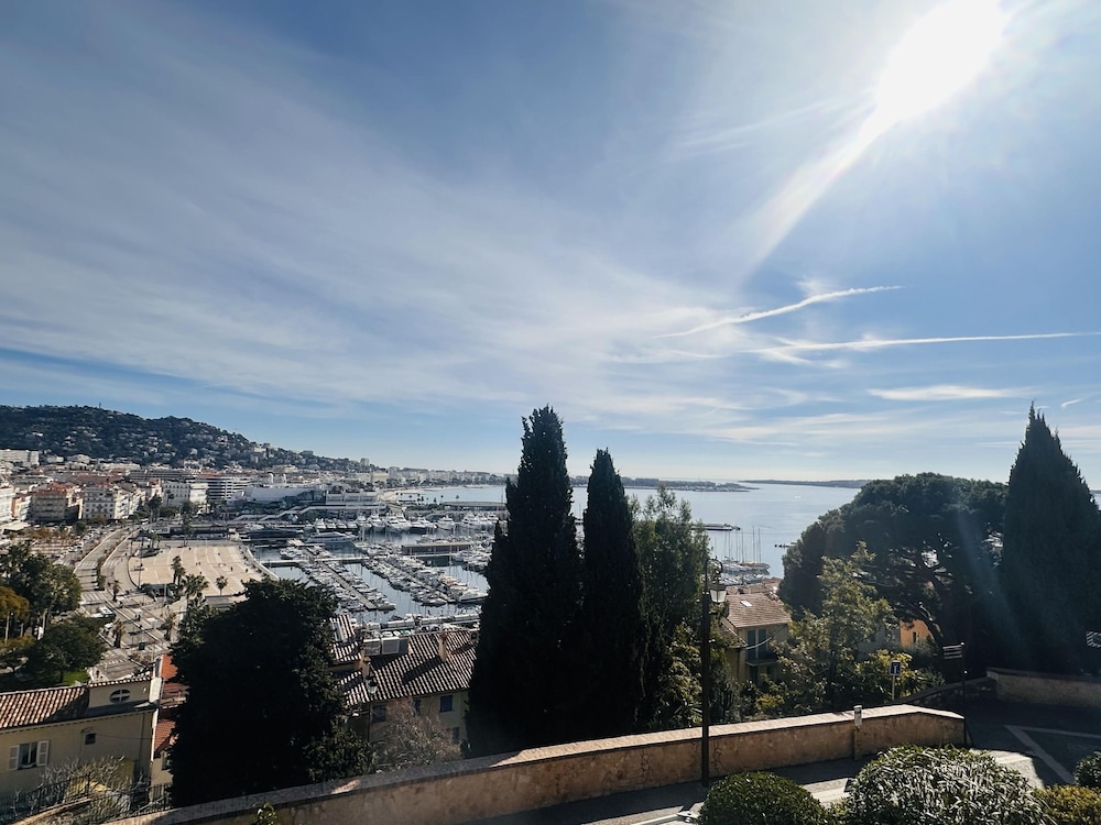 Charming 2 Bed Apartment With Balcony Located in Cannes Old Town Easy Walk to the Palais and Beaches - 120