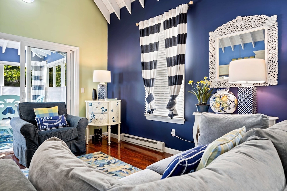 Captains Cottage Sleeps 6!