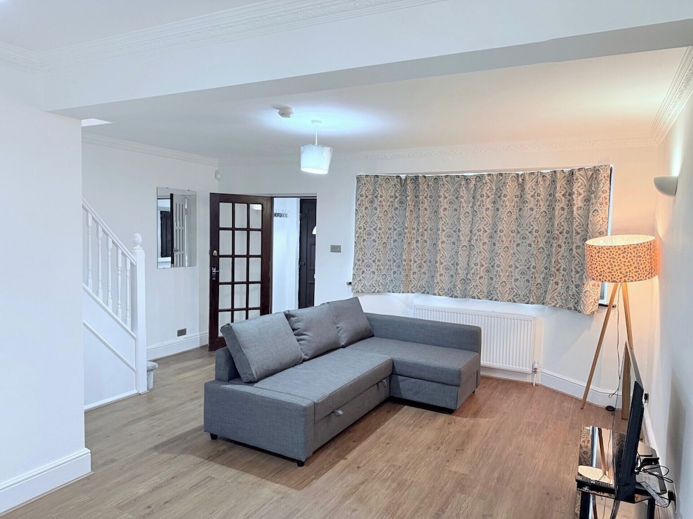 Fountain House-sleeps 5-central Dagenham-parking