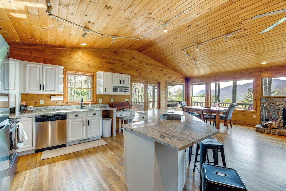 10 Mi to Waynesville: Cabin w/ Hot Tub & Mtn Views