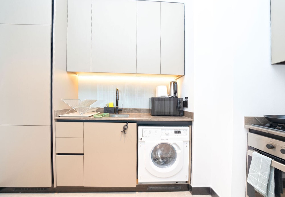 Easygo- Executive 1bdr Northside Busbay