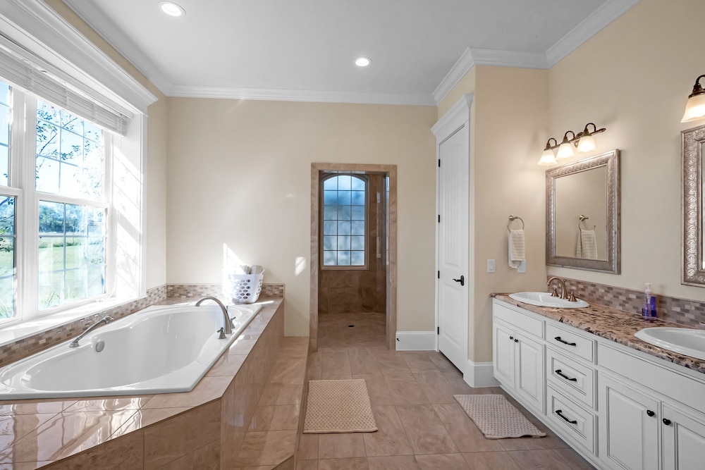Luxurious 4-Bedroom Oasis with Private Pool Home