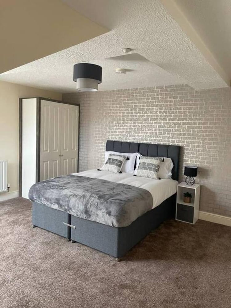 Central top Floor 2-bed Apartment in Swindon view 3