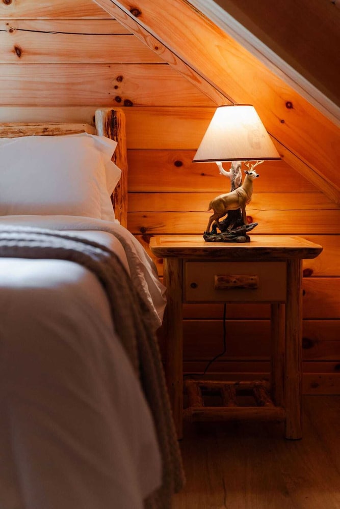Sleeps 16! Luxury Cabin With Game Room & Hot Tub