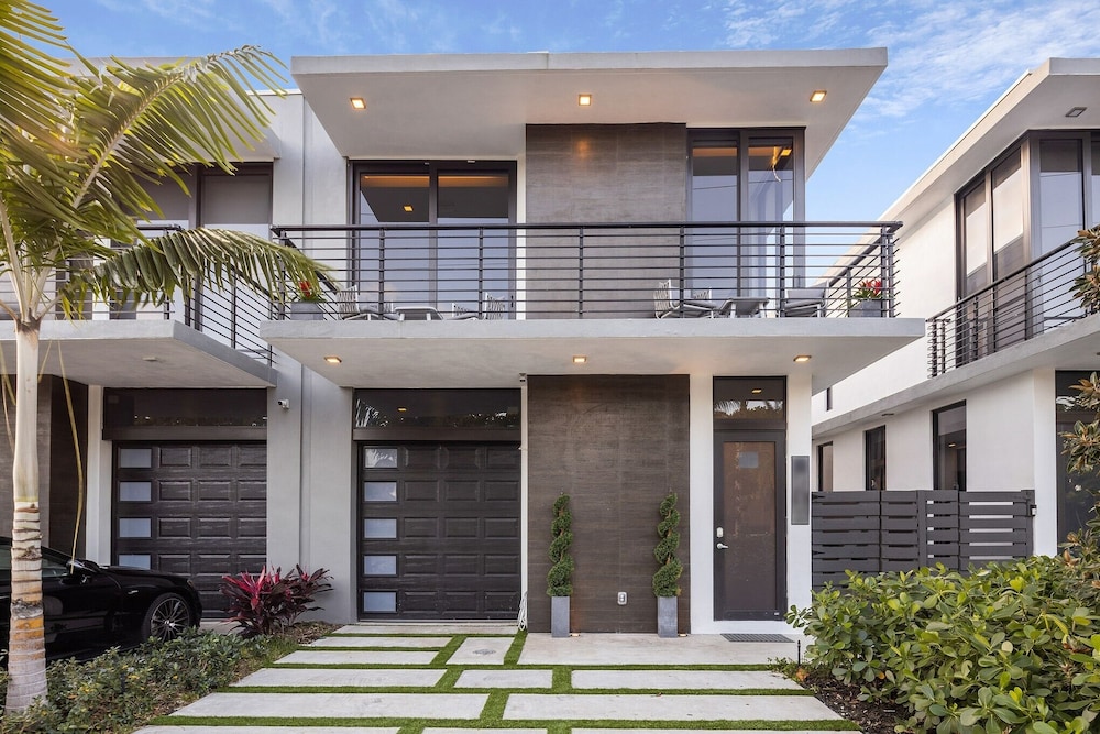 Coral Ridge Playtime - Gorgeous Private Pool Home Close To Everything! 3 Bedroom Townhouse by Redawning - Image 1