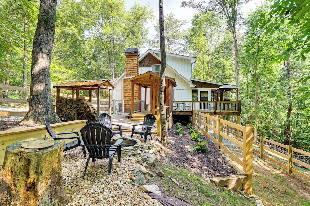Cozy Ellijay Cabin: Hot Tub, Yard, & Resort Access