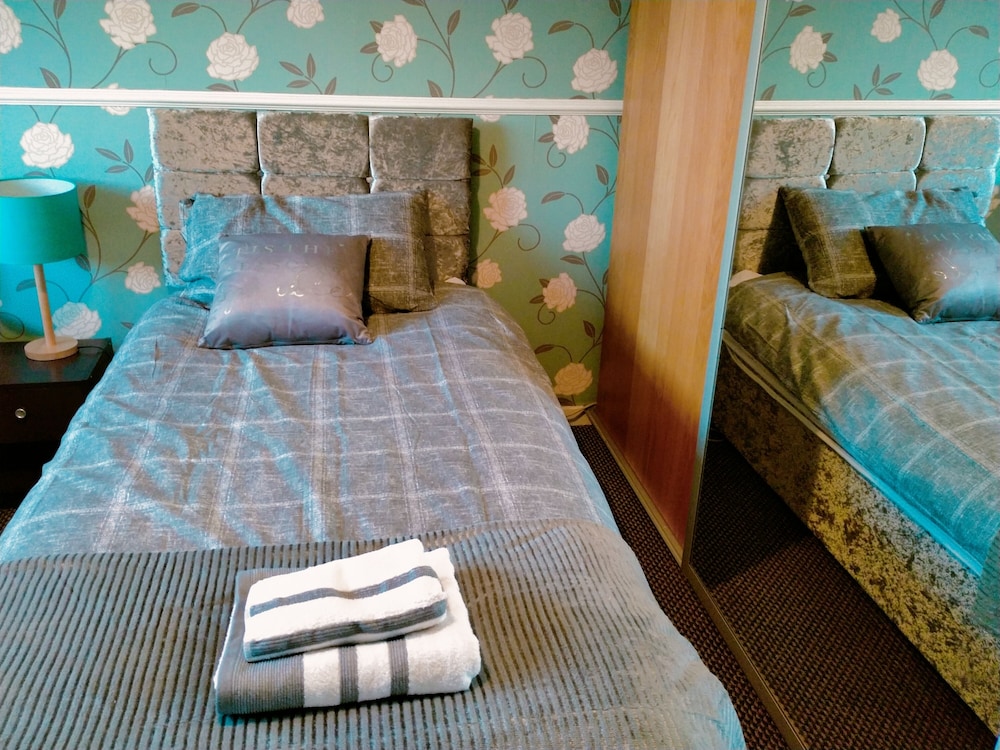 The Nest, an Immaculate 3-bed House in Walsall view 3