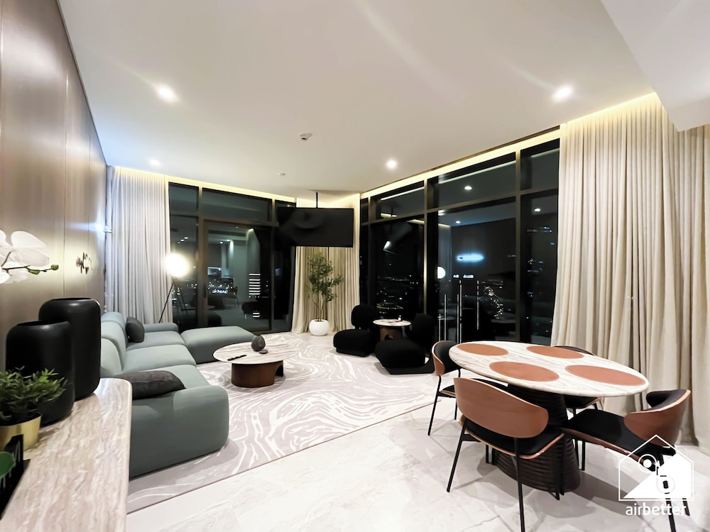 Luxurious 3BR Canal View Apartment Pool + Gym