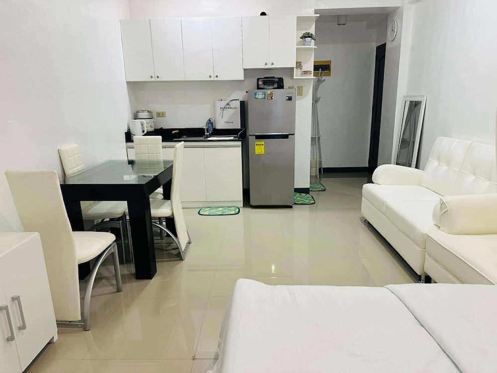 Cozy Studio in Parañaque - Perfect for Transients and Long-stayers Alike