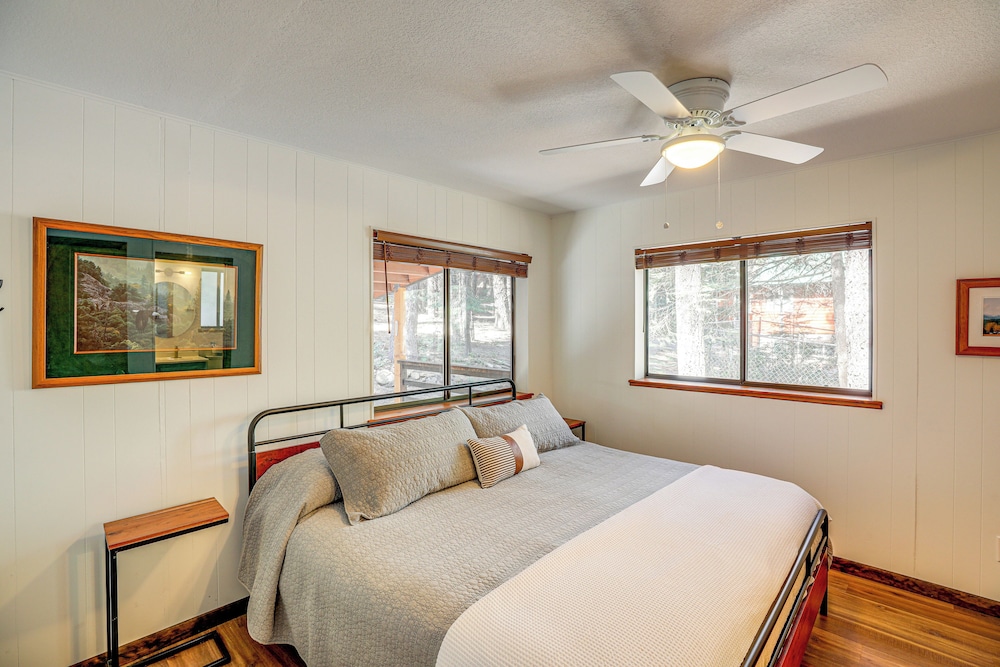 Walk to Lake Almanor: Prattville Cabin w/ 2 Decks!