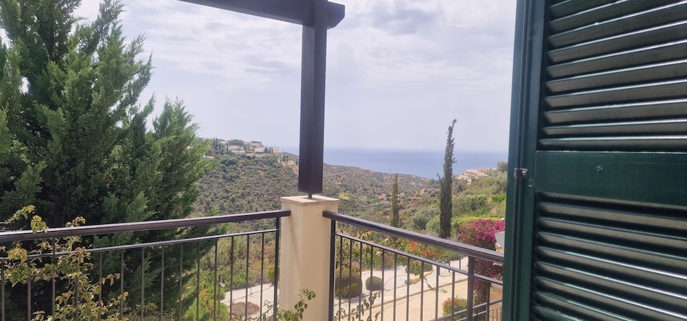 J1 Holiday House Adjacent to Aphrodite Hills