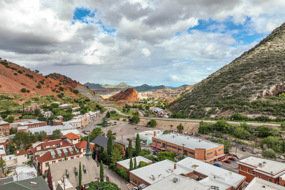 Casa de Oro Bisbee Gem: Walk to Main Street view 4