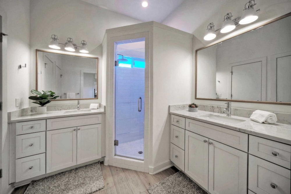 Sleeps 18 2 Beach Homes w/ 2 Pools, Playground, Covered Patios Pirates Bay