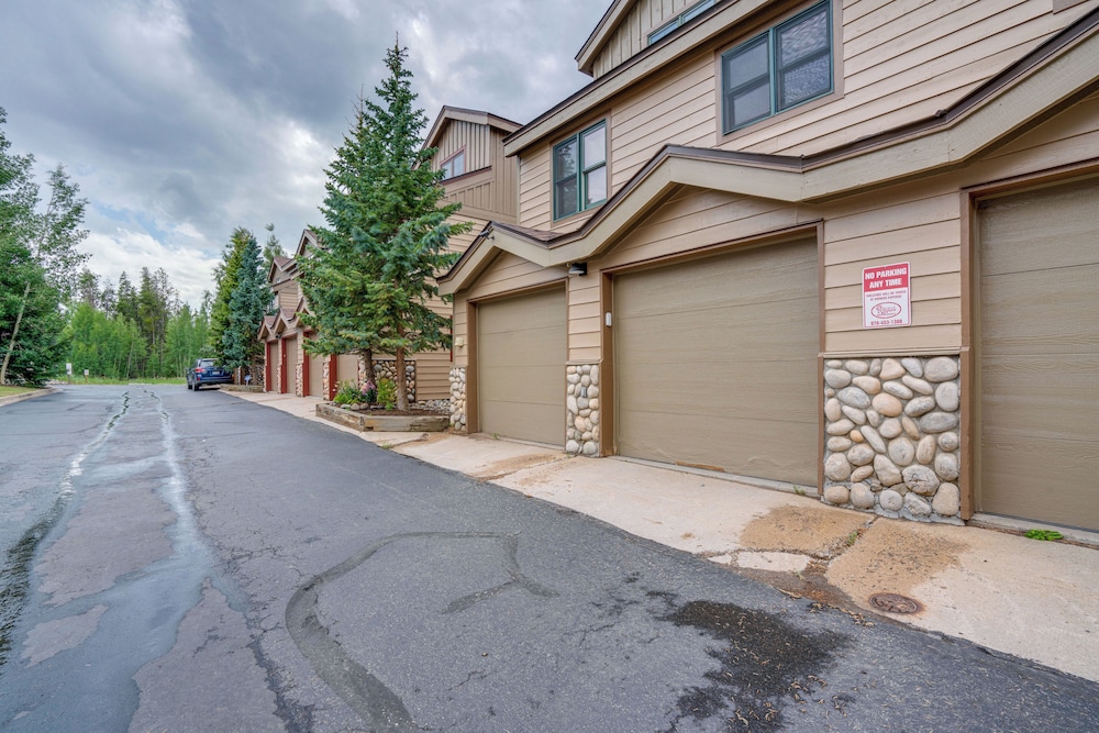 8 Mi to Skiing: Mtn-view Getaway in Frisco! view 4