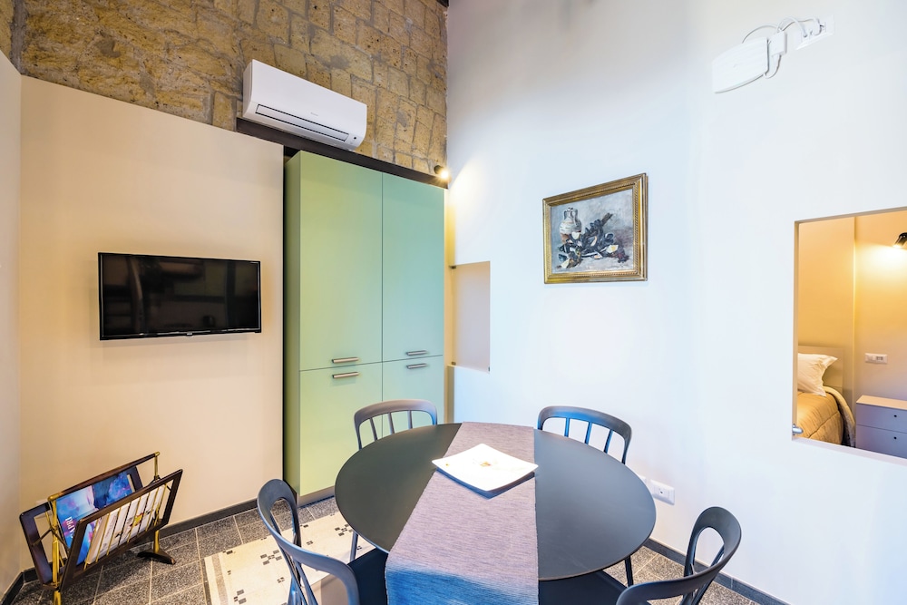 La Pinacoteca Aparthotel by NapoliApartments